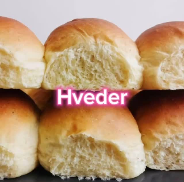 🥰 Hveder = ægte Bededagshygge 🥰 Bløde, luftige og fyldt med kardemomme – lige som de skal være! Bag selv og forkæl dem, du holder af. Andre, der skal have hveder Store Bededag? 🙋‍♀️

Find opskriften på www.momsemad.dk 🙂🩷

#hveder #storebededag #bageglæde #hjemmebag #bededagshygge #momsemad