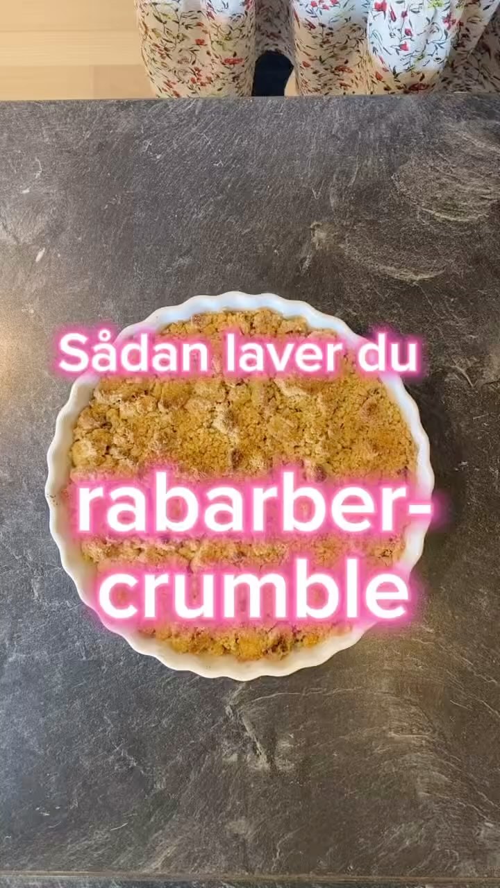 ♥️Rabarbercrumble ♥️Syrlig rabarber møder sprød smuldredej i denne nemme og lækre rabarbercrumble 🍓✨ Perfekt med en klat flødeskum, creme fraiche eller vaniljeis – og endnu bedre, når den nydes i godt selskab. ￼

Find opskriften hos @momsemad.dk eller via linket i bio.

#rabarbercrumble #sommerdessert #hjemmebag #momsemad #crumbletærte #rabarberglæde