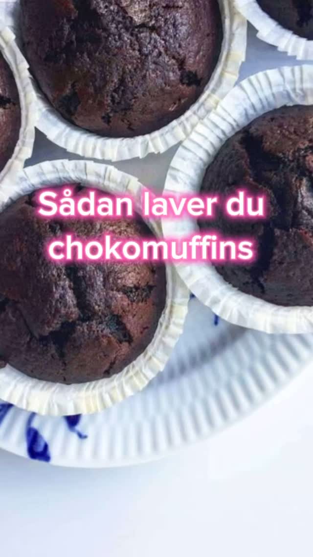 ☀️ Sommerferie smager lidt bedre, når man har disse choko-muffins med i tasken 🍫🧁😋

De er svampede, chokoladefyldte og nemme nok til, at børnene kan være med – præcis som ferie-bagværk skal være. Perfekte til picnic ved stranden, som en lille hyggestund i sommerhuset eller til eftermiddagskaffen ved campingvognen 🥰

Bonus: De kan røres sammen på nul komma fem – og de smager endnu bedre dagen efter (hvis der er nogen tilbage 😅).

👉 Find opskriften på ‘Annas choko-muffins’ hos momsemad.dk og gem den til næste feriedag med chokoladetrang.

#momsemad #chokomuffins #hjemmebag #sommerferiehygge #nemmeopskrifter #bagmedbørn #sommerhusliv #chokoladeelskere
