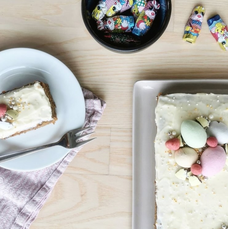 🐣 Påskens saftigste gulerodskage er landet! 🥕
Lavet i bradepande, toppet med luftig ostecreme og pyntet med chokoladeæg – perfekt til påskefrokosten, kaffebordet eller bare fordi 💛

Opskriften er nem, giver kage til 15-20 personer og kan fryses (dog uden cremen). Find den her: https://momsemad.dk/?p=7534 ✨

Hvilket påskepynt topper din kage? 🐥🌸

#momsemad #gulerodskage #påskekage #hjemmebag #kageglæde #påskeguf #familiekøkken #nemmeopskrifter
